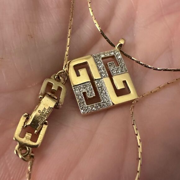 ✨ Vintage Givenchy Gold Logo & Rhinestone Square Pendant Necklace 16" ✨ - Picture 5 of 5